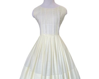 1950s Pale Yellow Dress with Pleated Skirt. Sleeveless Cotton Day Dress with Pintuck and Lace Bodice. Size Extra Small, 34" Bust.