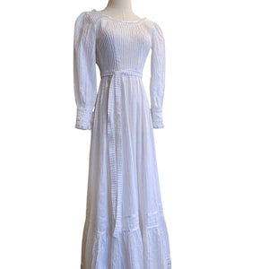 Vestido de novia blanco de algodón y encaje de los años 70. Vestido de novia mexicano Tachi Castillo. Vestido maxi estilo bohemio estilo pradera. Talla extra pequeña: 81 cm de ancho x 56 cm de ancho.