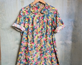 1960s Floral Dress with Peter Pan Collar. A-line Cotton Dress. Button Front House Dress. Size Medium