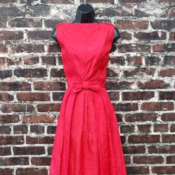 1950s Red Dress. Fit and Flare Party Dress with Bow. Sleeveless Floral Brocade Taffeta 50s Dress. XXS Extra Small 22 W.