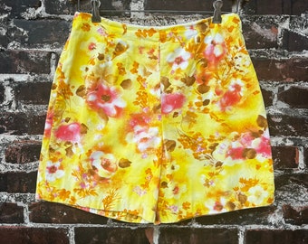 1960s Yellow Floral Shorts. High Waisted Bermuda Shorts. Side Zip Pin Up Style. Hawaiian Print Cotton Shorts. Size Small, 28" Waist