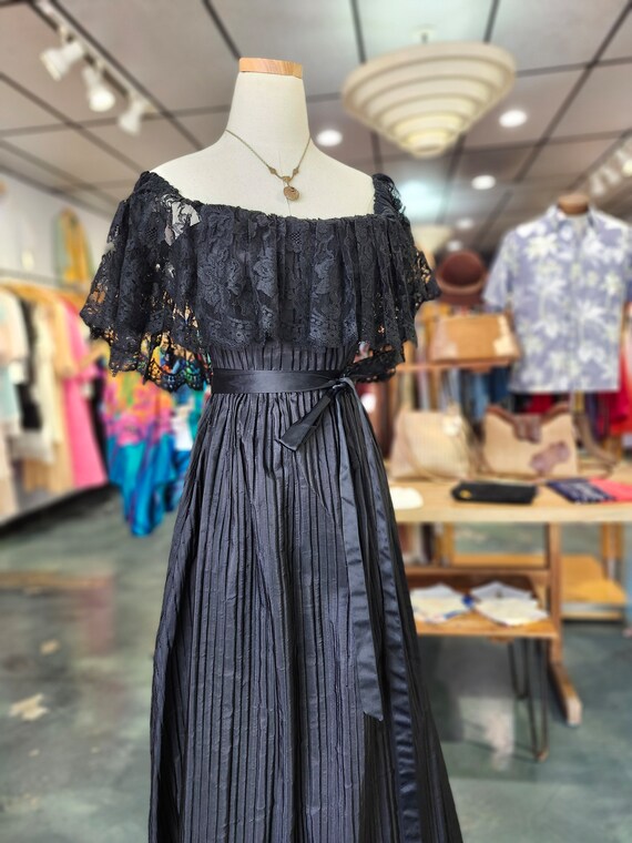 Taffet 1960s Black Lace Off the Shoulder Gown. Cotton Taffet… - Gem