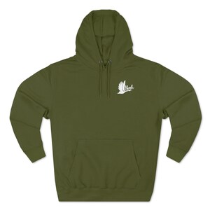 Puede incluir: Una sudadera con capucha verde con un gráfico blanco de un pájaro con la palabra "Honk" impresa.