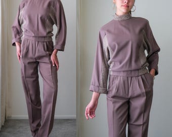 Conjunto vintage de los años 80 de CLAUDE BERT Paris, compuesto por top de manga murciélago color ciruela claro y pantalón de talle alto. Sin estrenar, con etiquetas. Hecho en Francia. Diseñador de los años 80.