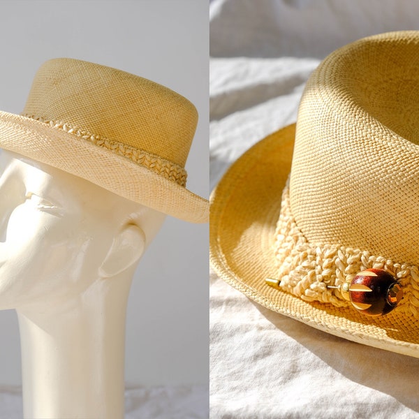 vintage 70s Adolfo Natural Straw Fedora Sun Hat w / Raffia Headband & Ornate Wood Hat Pin | | de bord flexible Designer des années 1970 Boho Straw Fedora