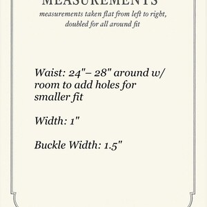 K&ouml;nnte beinhalten: Cremefarbene Karte mit schwarzem Text, der Ma&szlig;e angibt. Der Text lautet: Taille: 61-71 cm, Breite: 2,5 cm und Schnallenbreite: 3,8 cm. Die Karte hat einen dekorativen Rahmen und dient zur Gr&ouml;&szlig;enangabe.