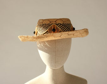 Vintage 80s Michelle McGann by Sonni Straw Wire Wide Brim Sun Hat w/ Elastic Chin Strap | 1980s Designer Gold Herringbone Wicker Band Hat