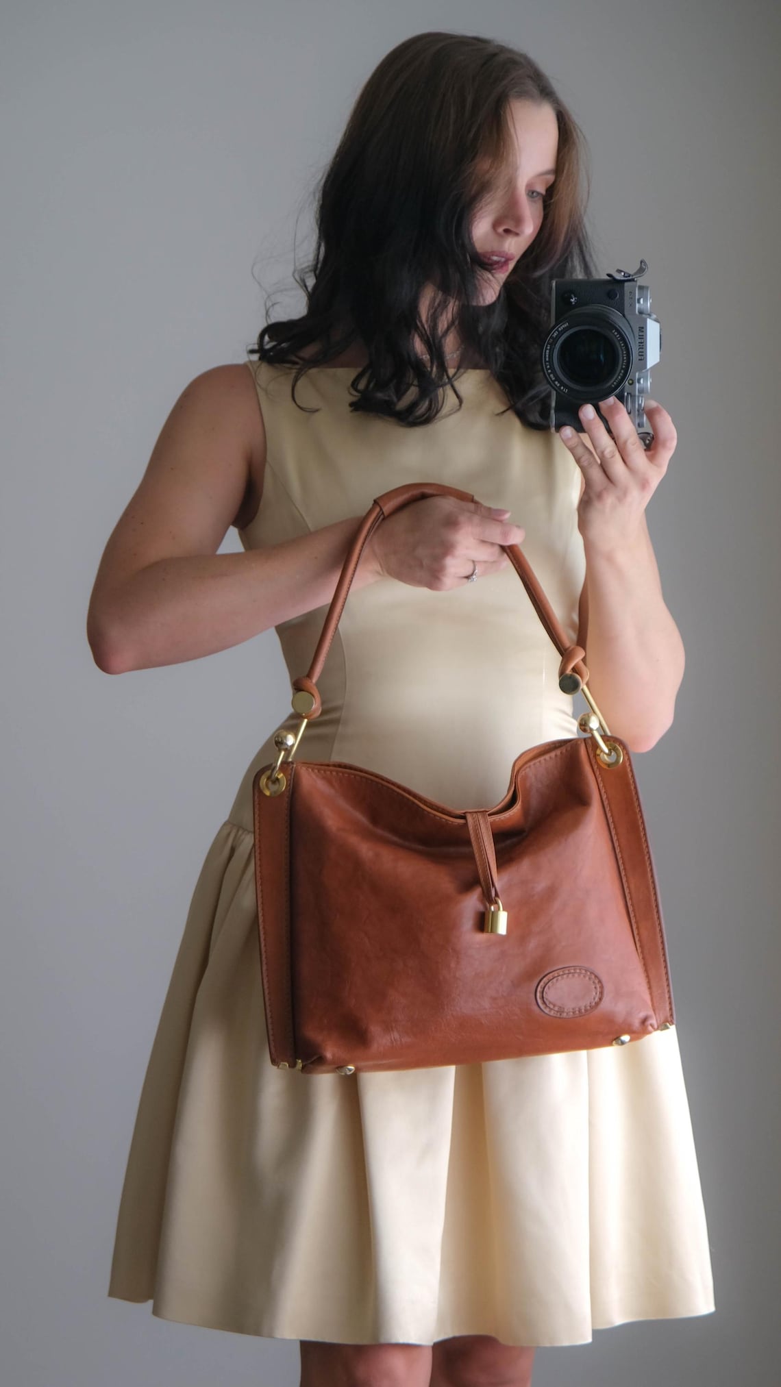 Vintage 70s Tan Leather Slouch Handbag w/ Heavy Brass Hook Hardware | Handmade In Italy | 100% Genuine Leather | 1970s 1980s Shoulder Bag, Foto 3 von 5