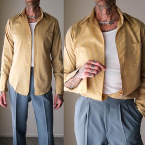 Op de afbeelding: Geel en wit gestreept overhemd met een borstzak. Het overhemd wordt gecombineerd met lichtblauwe plooibroeken. Het overhemd heeft lange mouwen en een klassieke kraag.