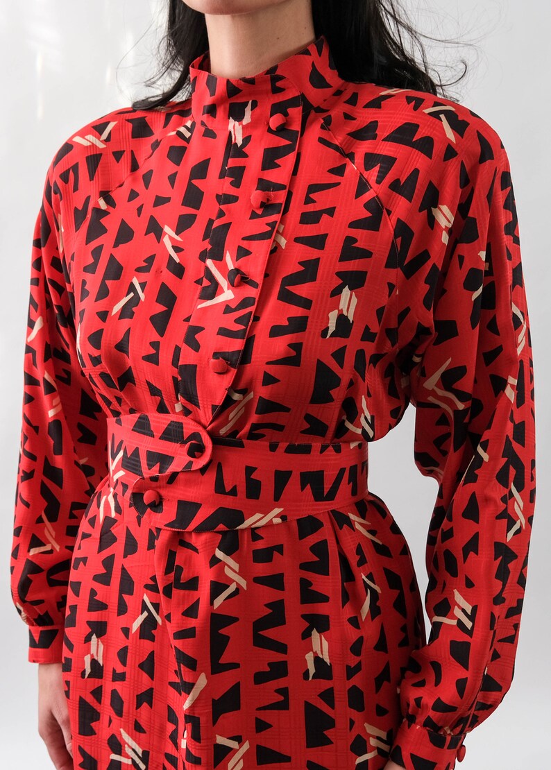 Vintage 80er Rote Seide Kariertes Jacquard Gürtelkleid mit schwarz & elfenbein geometrischem Muster 100% Seide 80er Seide Boho Streetwear Kleid Bild 5