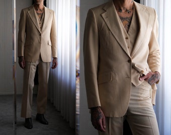 Vintage 70s GIVENCHY PARIS Crema Pinstriped Gabardine Wide Lapel Traje de bengala de tres piezas / Hecho en EE.UU. / Traje a medida de diseñador francés de la década de 1970