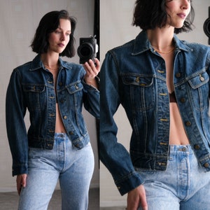 Puede incluir: Chaqueta vaquera azul medio con cuello y botones. La chaqueta tiene puños abotonados y dos bolsillos en el pecho. Se combina con vaqueros de lavado claro. Un estilo clásico y atemporal.