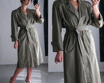 Klasyczny płaszcz typu trencz z lat 80. ANNE KLEIN w kolorze Desert Taupe, dwurzędowy, z paskiem i pasującym paskiem | Wyprodukowano w USA | Designerska kurtka przeciwdeszczowa z lat 80.