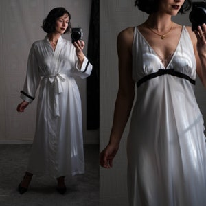 Vintage jaren '80 Oscar de la Renta voor Neiman Marcus Witte Zijden Gewaad & Nachtjapon Set met Zwarte Strikversiering | 100% Zijde | Designer-lingerieset uit de jaren 80