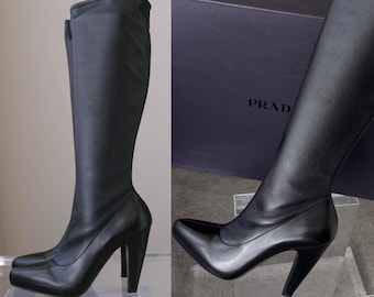 PRADA 2007 Schwarze Kniehohe Stiefel aus Nappa-Stretch-Kalbsleder mit Absatz, ungetragen mit Originalkarton | Neuware | Hergestellt in Italien | Größe 39,5 | Y2K Designerstiefel