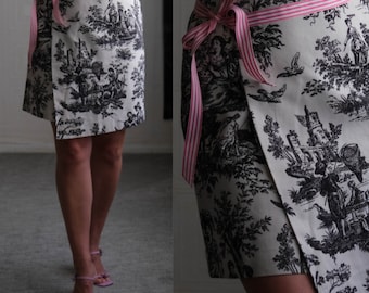 vintage Mini-jupe portefeuille SUZANNE ivoire du XIXe siècle à imprimé livres de contes avec bordure en ruban à rayures roses | Fabriqué aux États-Unis | Jupe de créateur des années 90