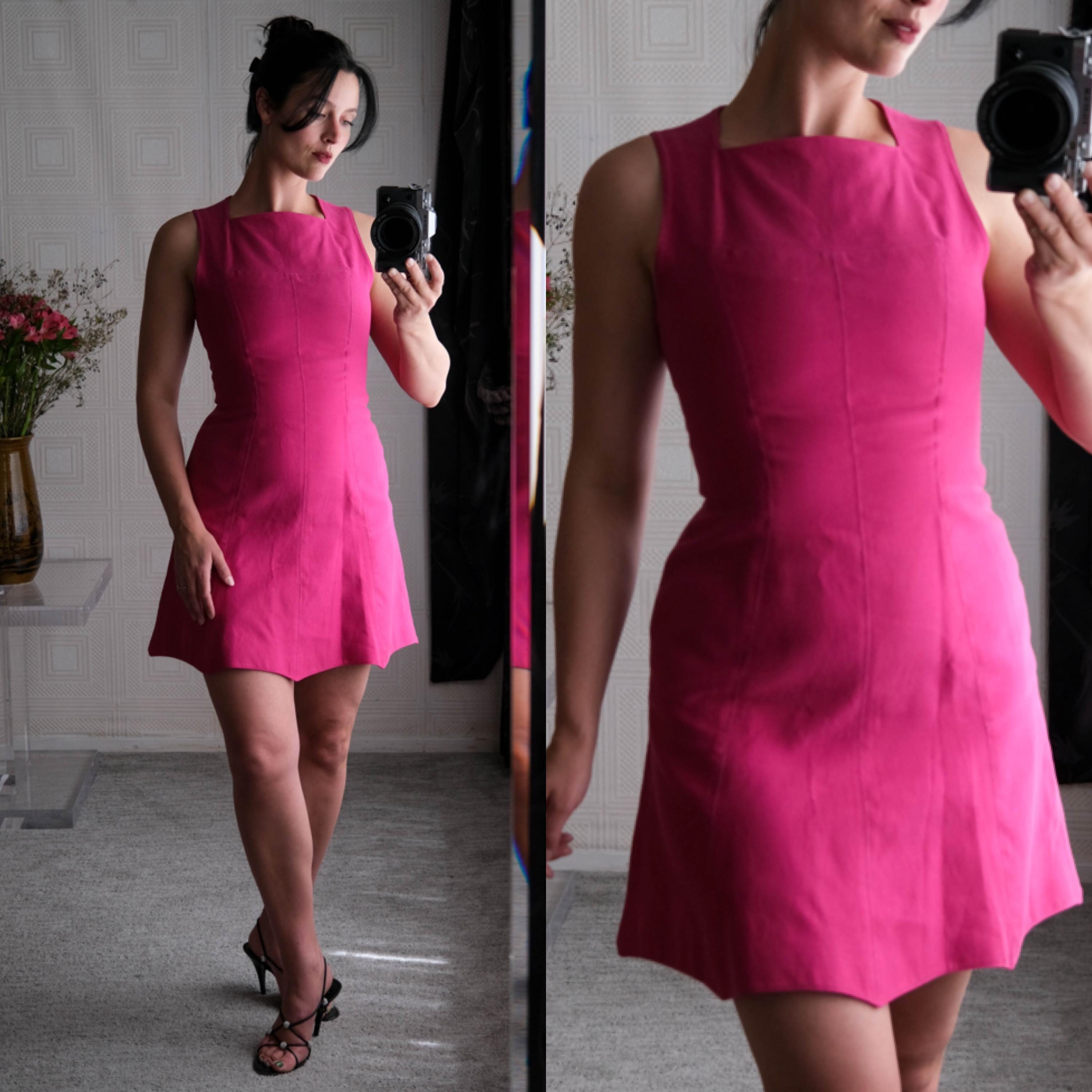 Vintage 80er Jahre CLaude Montana Fuchsia Strukturiertes Mini Kleid mit dreieckigem Saum | Hergestellt in Italien | 1980er Französisches Designer Rosa Baumwoll Mini Kleid