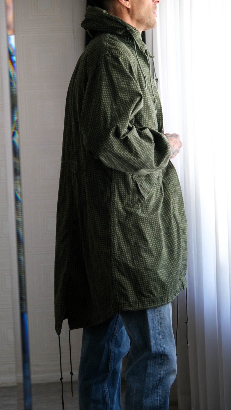 Vintage 80s US Military Night Desert Camouflage Fish Tail Hooded Parka Jacket Made in USA 50/50 Blend 1980s Military Trench Coat image 4