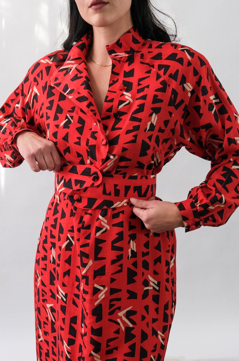 Vintage 80er Rote Seide Kariertes Jacquard Gürtelkleid mit schwarz & elfenbein geometrischem Muster 100% Seide 80er Seide Boho Streetwear Kleid Bild 4