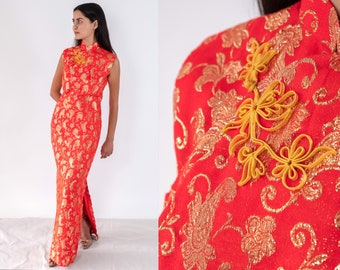 vintage 50s Rouge & Métallisé Or Feuille Jacquard Cheongsam Mandarin Maxi Robe | Pin-up, Bombshell, Wiggle Dress | Robe mandarine asiatique des années 1950