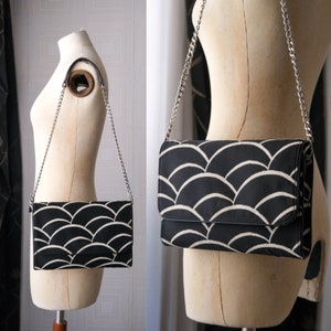 ANNE FONTAINE Bolsa de ombro envelope de lona com estampa de nuvem preta e branca com alça de couro prateada | Bolsa de designer francês Y2K dos anos 2000