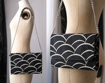ANNE FONTAINE Schwarz-weiße Wave Cloud Print Canvas-Umschlag-Umhängetasche mit silbernem Lederkettenriemen | 2000er Y2K Französische Designer-Geldbörse
