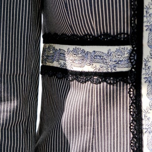 vintage Nanette Lepore Dark Indigo Hickory Stripe w / Black Velvet Lace & Floral Trim Mini Jupe Set Fabriqué aux États-Unis Costume de designer Y2K des années 2000 image 3