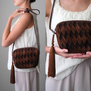 Bolso bandolera vintage de los 90 de CARLA MARCHI en ante patchwork con estampado de rombos arlequín y cremallera con borla extragrande / Hecho en Italia / Piel y ante