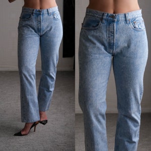 Puede incluir: Un par de pantalones vaqueros de mezclilla azul claro con un lavado descolorido y un corte recto.