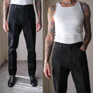 Peut inclure: Jean en denim noir avec une conception classique &agrave; cinq poches. Le jean a une coupe droite et une fermeture &agrave; bouton et fermeture &eacute;clair. Le mod&egrave;le porte des mocassins en cuir noir.