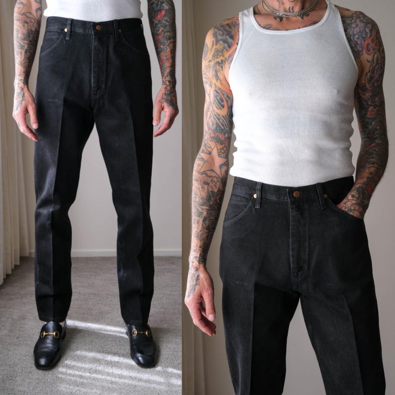 Peut inclure: Jean en denim noir avec une conception classique &agrave; cinq poches. Le jean a une coupe droite et une fermeture &agrave; bouton et fermeture &eacute;clair. Le mod&egrave;le porte des mocassins en cuir noir.