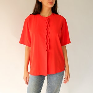 Vintage 70er Jahre 80er Jahre Pierre Cardin Tomaten rot Scalloped Knopf Bluse Sekretärin, Kragenlos, Boho 1970er Jahre 1980er Jahre Designer Button Up Top Bild 2