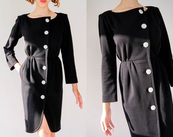 Vintage 80er Jahre Yves Saint Laurent Rive Gauche 1984 Runway Schwarzes Wickelkleid mit Strassknöpfen | Hergestellt in Frankreich | 1980er Jahre YSL Designer Kleid
