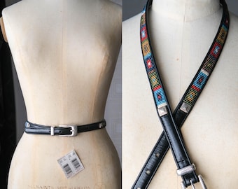 Klasyczny pasek z czarnej skóry plemiennej Brighton Deadstock z lat 90. z koralikami i srebrną klamrą | 26,5"-30,5" | Pasek w stylu western z lat 90., nowy z metkami