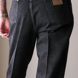 Peut inclure: Ensemble de trois tasses en c&eacute;ramique avec une finition mate et mouchet&eacute;e. Les tasses sont dans des tons cr&egrave;me, gris clair et gris fonc&eacute;. Chaque tasse a un design simple et minimaliste, parfait pour le caf&eacute; ou le th&eacute;.