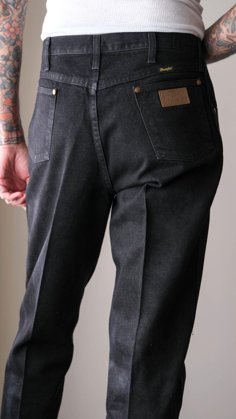 Peut inclure: Ensemble de trois tasses en c&eacute;ramique avec une finition mate et mouchet&eacute;e. Les tasses sont dans des tons cr&egrave;me, gris clair et gris fonc&eacute;. Chaque tasse a un design simple et minimaliste, parfait pour le caf&eacute; ou le th&eacute;.