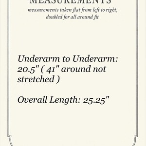 Peut inclure: Carte cr&egrave;me avec le mot &laquo;&nbsp;MEASUREMENTS&nbsp;&raquo; en haut, suivi du texte d&eacute;crivant comment les mesures ont &eacute;t&eacute; prises. La carte comprend la mesure aisselle &agrave; aisselle de 52,1 cm et la longueur totale de 64,1 cm.