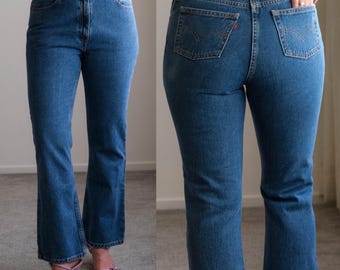 Jeans Levi's 517 acampanados estilo vintage Y2K, color índigo, lavado medio, corte bota y bolsillos altos / 100% algodón / Principios de la década de 2000. Jeans Levi's 517 con cremallera para mujer.