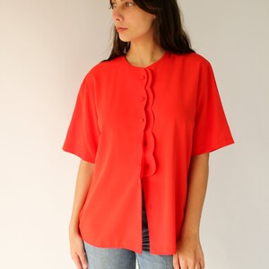 Vintage 70er Jahre 80er Jahre Pierre Cardin Tomaten rot Scalloped Knopf Bluse Sekretärin, Kragenlos, Boho 1970er Jahre 1980er Jahre Designer Button Up Top Bild 3