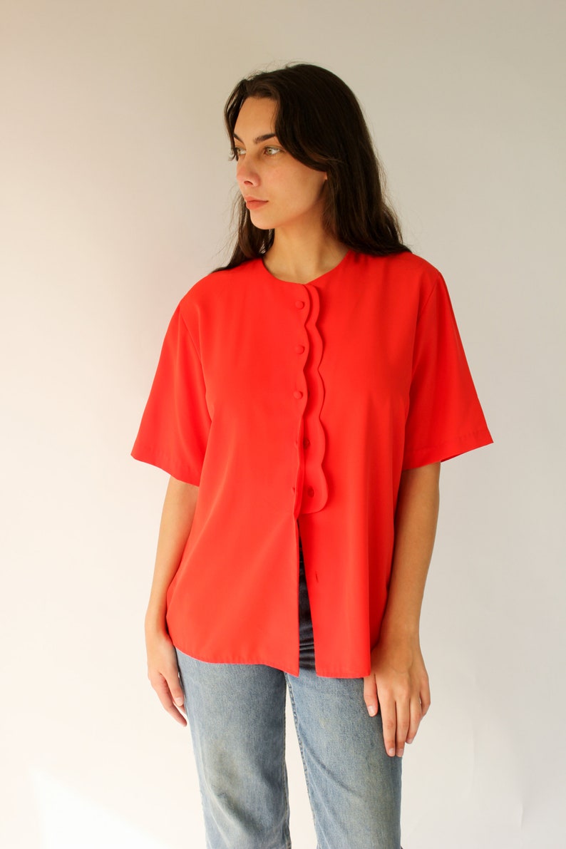 Vintage 70er Jahre 80er Jahre Pierre Cardin Tomaten rot Scalloped Knopf Bluse Sekretärin, Kragenlos, Boho 1970er Jahre 1980er Jahre Designer Button Up Top Bild 3