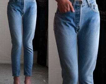 Vintage 80s LEVIS 501 Distressed Light Medium Wash Jeans ajustados de cintura alta / Hecho en EE.UU. / Tamaño 26x28 / 1980s LEVIS Rehecho pantalones de mezclilla