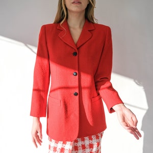 Vintage 90s Ungaro Sol Donna Red Boucle Blazer de ombro largo com três botões pretos | Feito na Itália | Jaqueta Emanuel Ungaro dos anos 90
