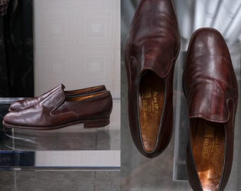 Mocasines sin cordones estilo años 60 de Alan McAfee, color burdeos, de Saks Fifth Avenue / Hechos en Inglaterra / Talla 9.5 C / Calzado de diseñador inglés estilo mod dandi de los años 60