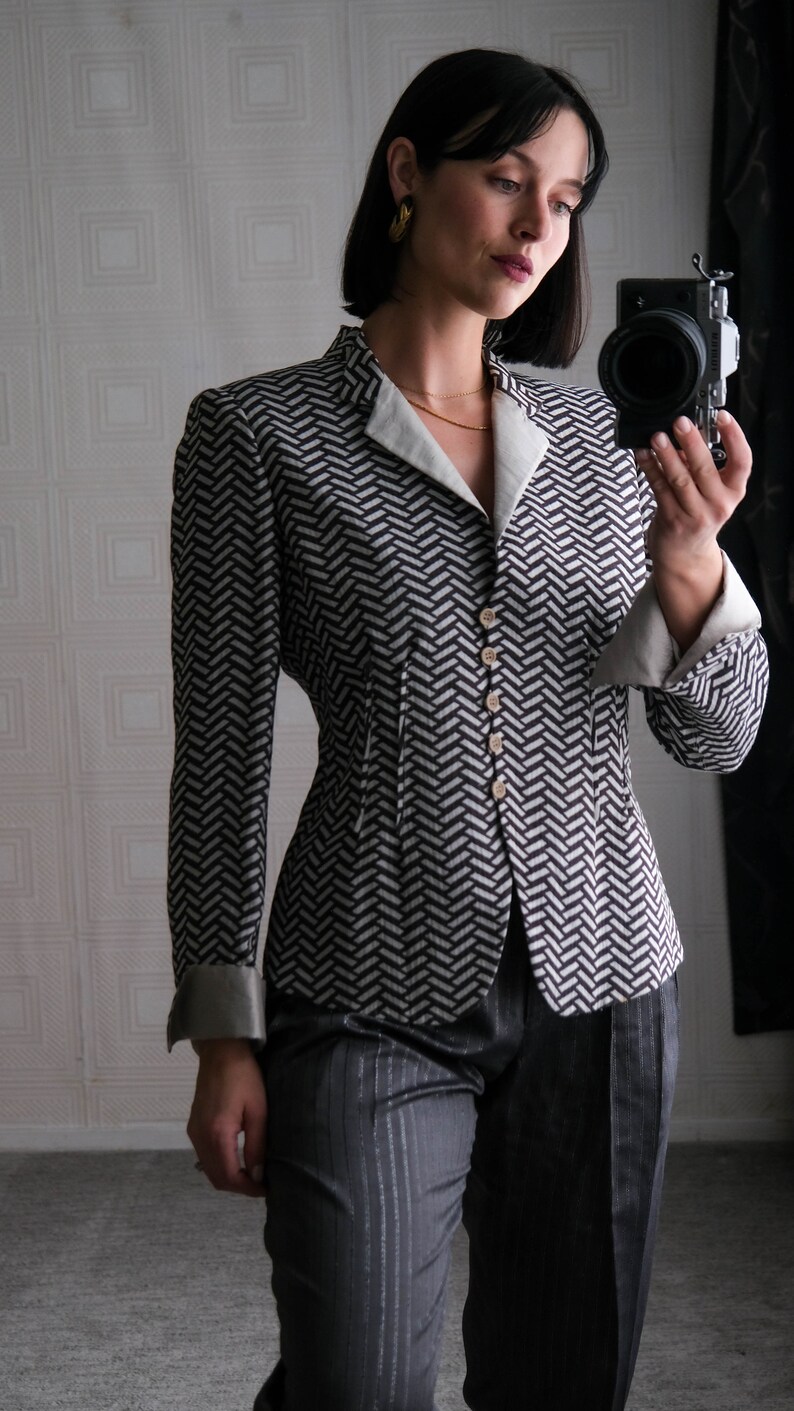 GIORGIO ARMANI Charcoal Chevron Pattern Linen Cropped Blazer w/ Silver Silk Lining Made in Italy Y2K 2000s ARMANI Designer Linen Jacket image 3