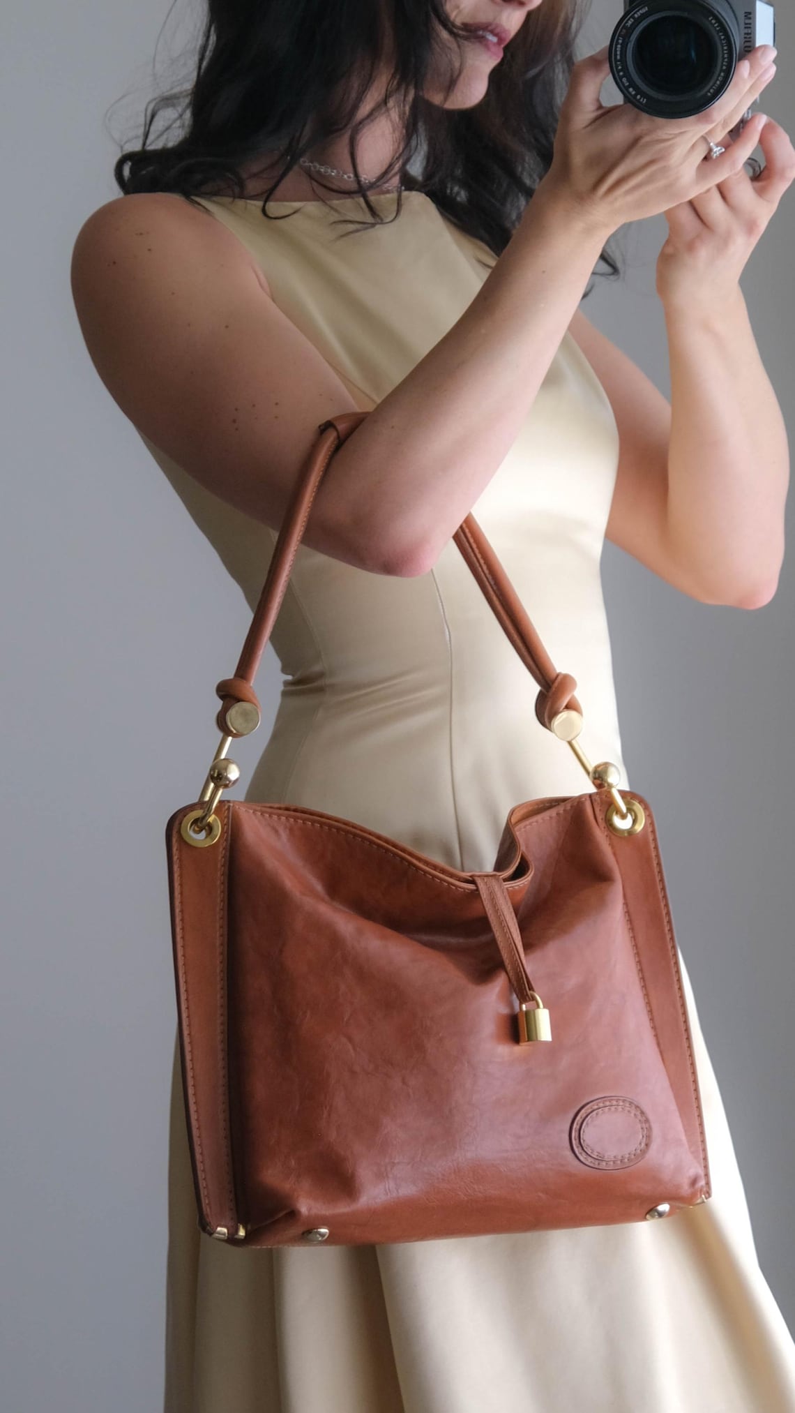 Vintage 70s Tan Leather Slouch Handbag w/ Heavy Brass Hook Hardware | Handmade In Italy | 100% Genuine Leather | 1970s 1980s Shoulder Bag, Foto 4 von 5