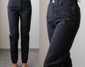 Vintage 80-tals Levis 501 knappgylf råa svarta damjeans oanvända nya med etiketter | Tillverkad i USA | Storlek 24x32 | 1980-tals Levis 17501 denimbyxor