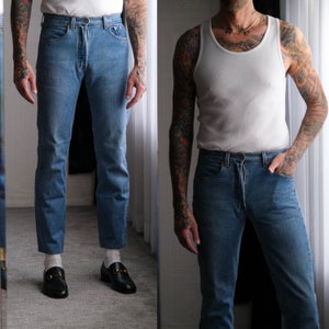 Vintage 90-tals Levis 501 Original Light Medium Wash Denim Jeans med knappgylf | Tillverkad i USA | Storlek 31x32 | 1990-tals Levis Unisex Denim Blå Jeans