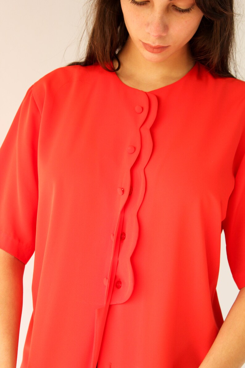 Vintage 70er Jahre 80er Jahre Pierre Cardin Tomaten rot Scalloped Knopf Bluse Sekretärin, Kragenlos, Boho 1970er Jahre 1980er Jahre Designer Button Up Top Bild 5