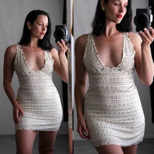 Mini-robe en coton doublée de soie d&#39;inspiration Twiggy SHERI BODELL au début de l&#39;an 2000 avec perles en métal argenté | 100 % soie | Robe de créateur des années 2000