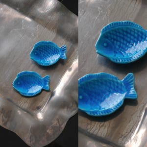 Coppia di piattini portagioie vintage anni '40 a forma di pesce, realizzati a mano / Piattini ad anello in ceramica smaltata blu screpolata / Decorazione costiera / Saliera artigianale / Regalo nautico